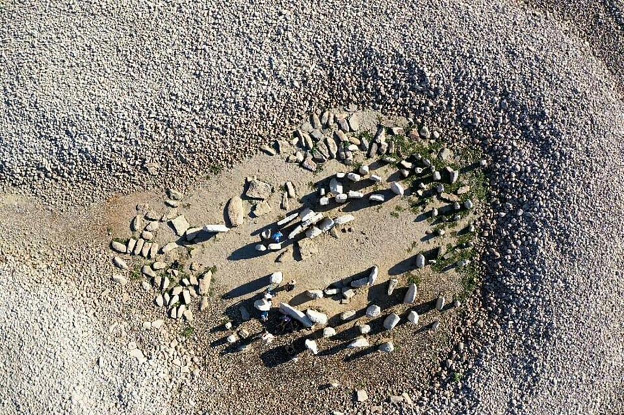 Vista aérea del dolmen 'reaparecido' de entre las aguas de Valdecañas. :: F. Martín