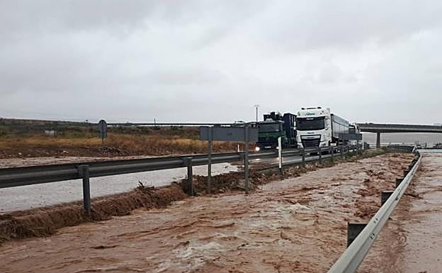 Mueren dos personas al ser arrastrado su coche por la riada en Albacete