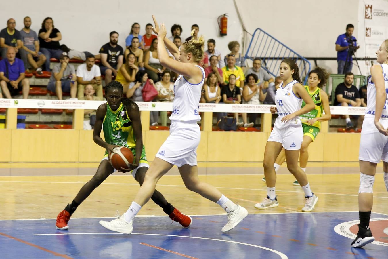 Fotos: Al-Qázeres cae ante Perfumerías Avenida