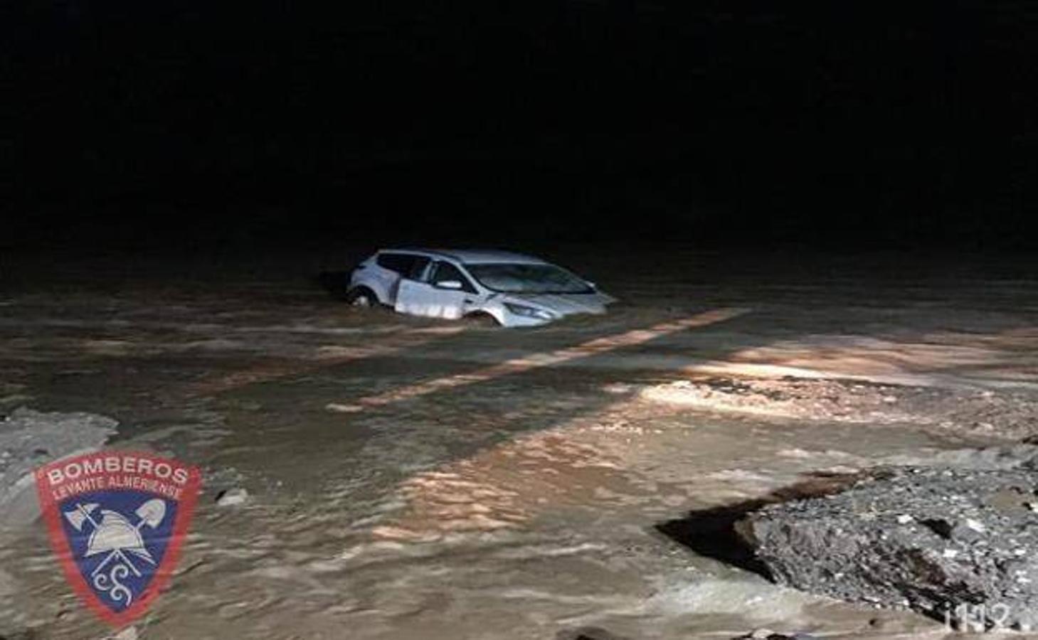 Los Bomberos de Almeria rescataron con vida a tres personas atrapadas en dos coches.