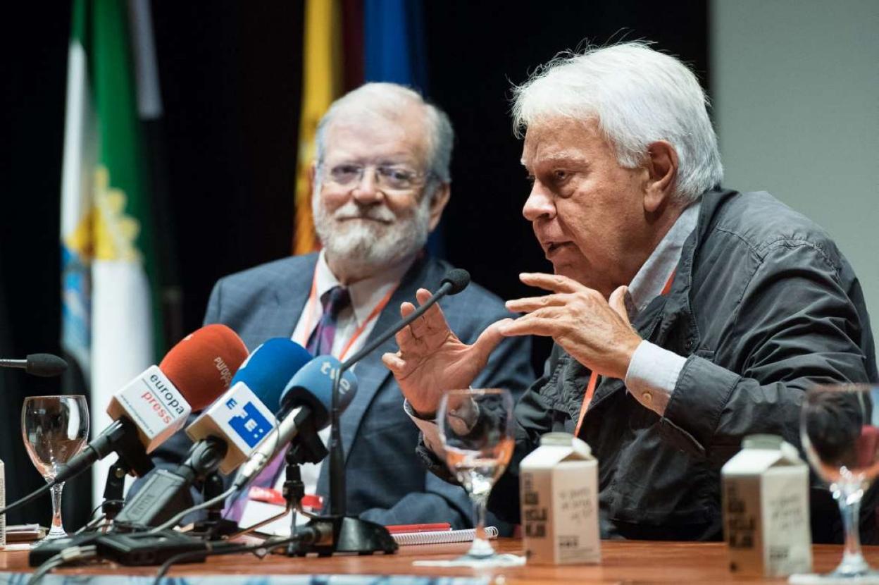 Rodríguez Ibarra y Felipe González, ayer en Cabeza del Buey. :: HOY