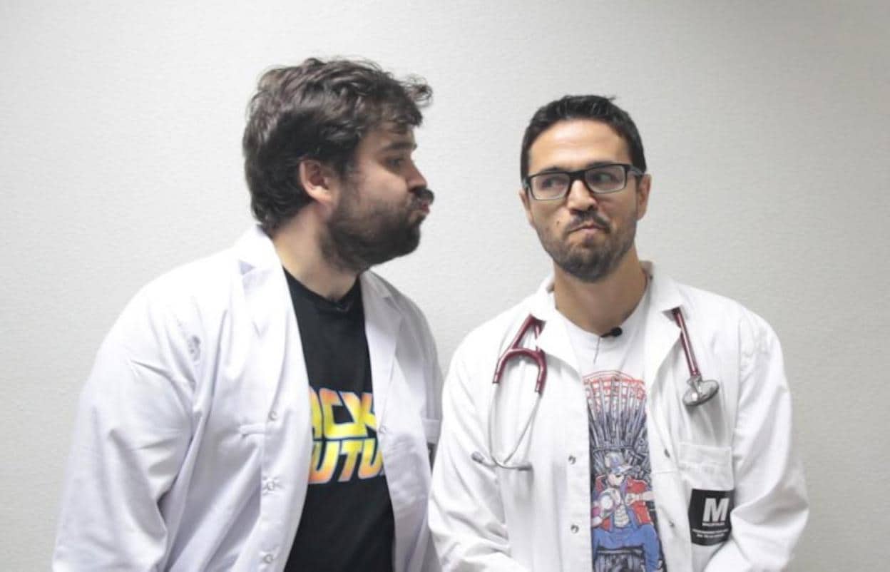 Fotografía de los dos médicos comiqueros Juan Sánchez-Verde y Guido Rodríguez de Lema. Arriba, una caricatura de sí mismos. :: r. c.
