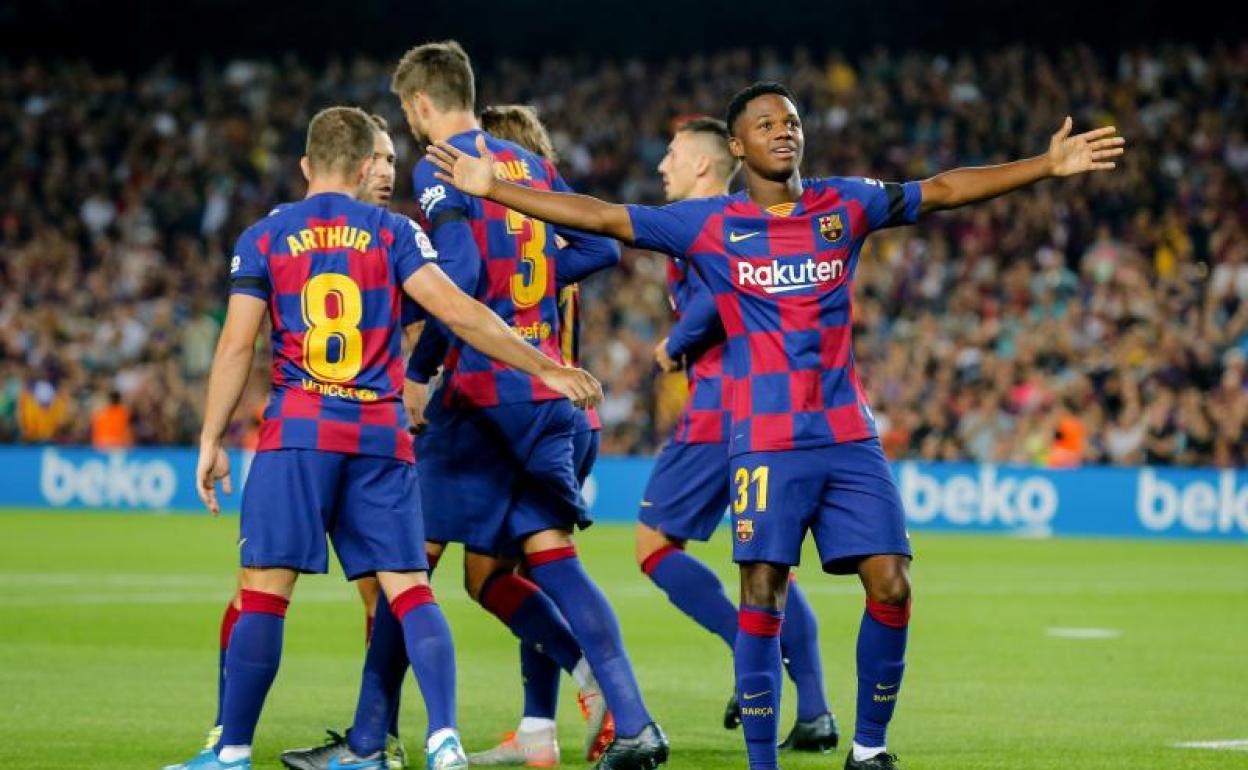 Ansu Fati celebra su gol al Valencia ante el público del Camp Nou.