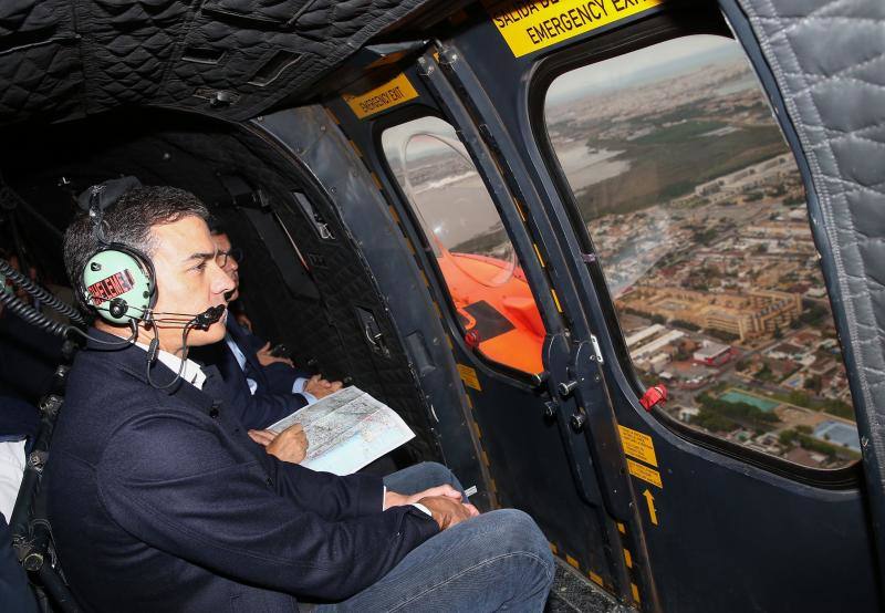 El presidente del Gobierno en funciones, Pedro Sánchez, sobrevuela en helicóptero las zonas afectadas en Orihuela (Alicante).