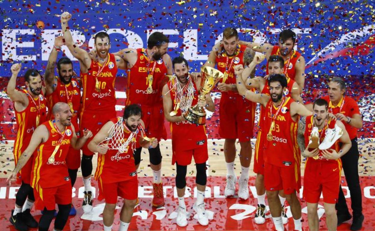 Los jugadores de la selección española celebran la victoria. 