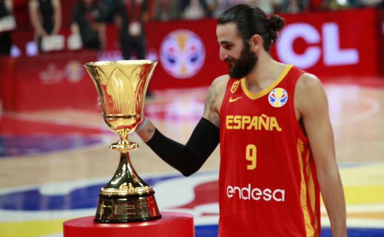 Ricky Rubio, junto al trofeo. 