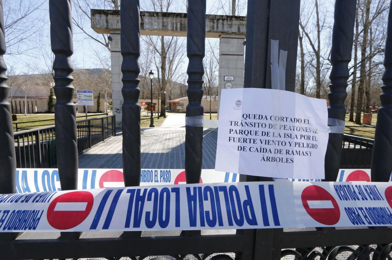 Uno de los carteles colgados con motivo de la clausura del parque por peligro de caída de ramas. :: Hoy