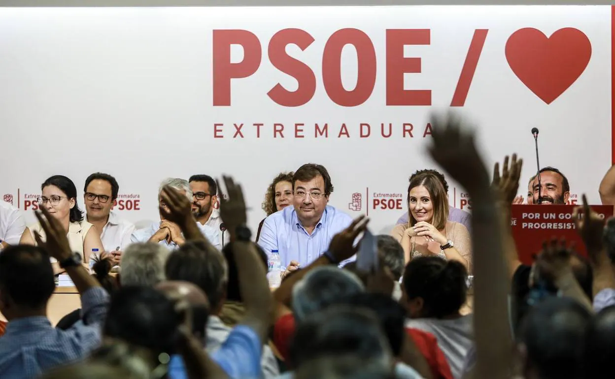 Comité regional del PSOE este lunes por la tarde en Mérida con Vara en el centro.