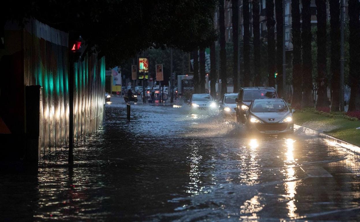Una calle de la ciudad de Murcia, inundada el pasado viernes por la fuerte crecida del Segura a consecuencia de las lluvias.