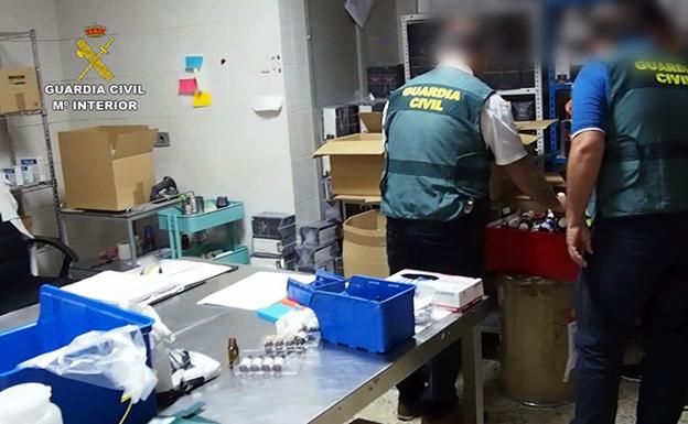 La Guardia Civil destapa en Herrera del Duque una fábrica ilegal de cigarrillos electrónicos y productos de vapeo 
