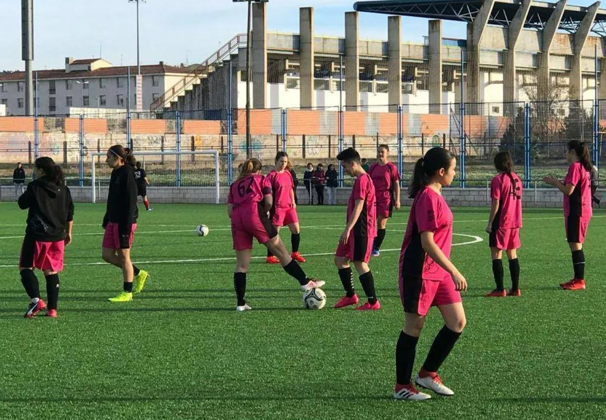 Entrenamiento del Féminas Don Benito, una de las escuelas. :: hoy