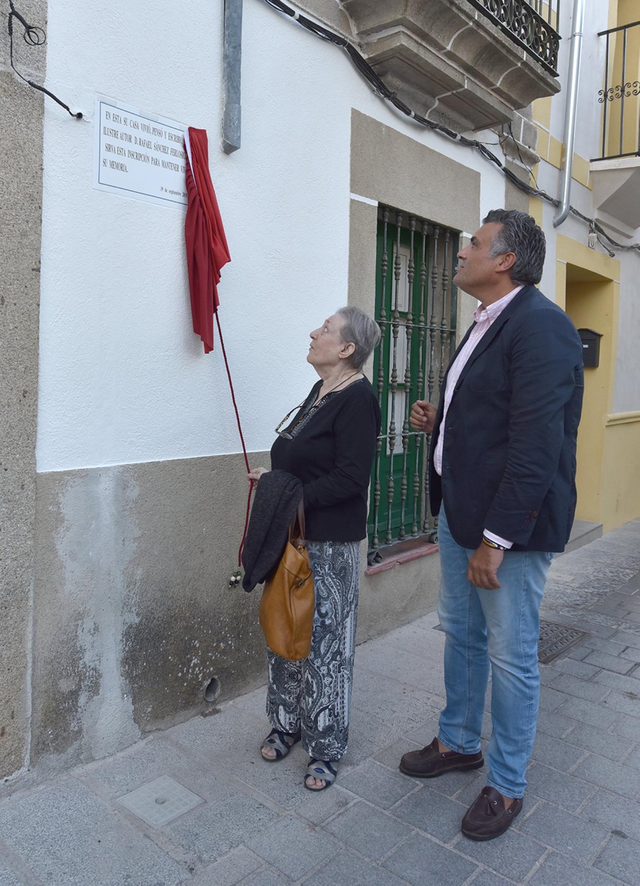 La viuda de Sánchez Ferlosio descubre la placa junto al alcalde. 