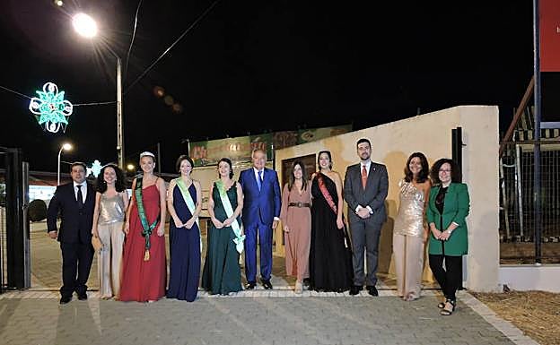 Imagen principal - Arriba autoridades en el encendido, derecha Reina y su padre, izquierda baile inaugural 