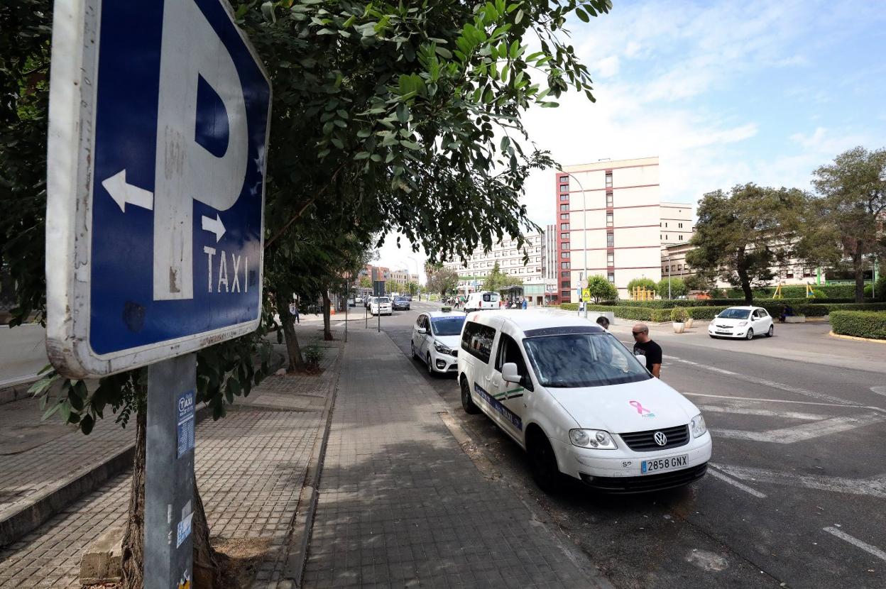 Parada de taxis cercana el Hospital de Mérida. :: brígido