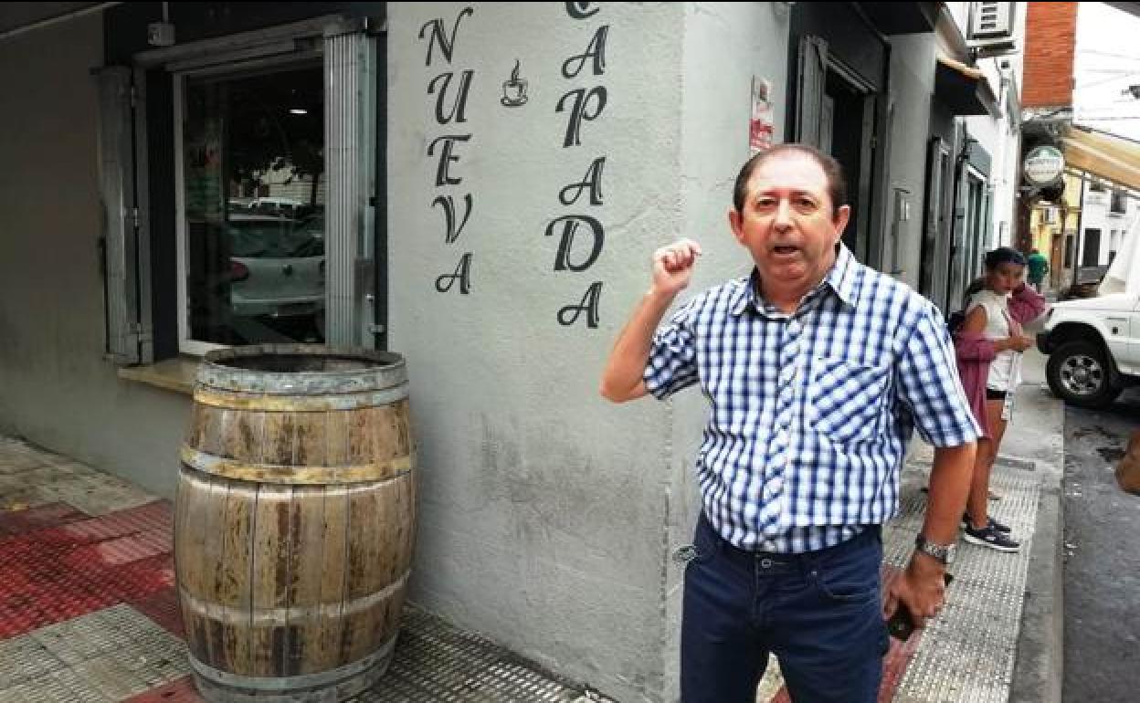 El vendedor del cupón, Andrés Macías, ante la fachada del bar La Escapada.