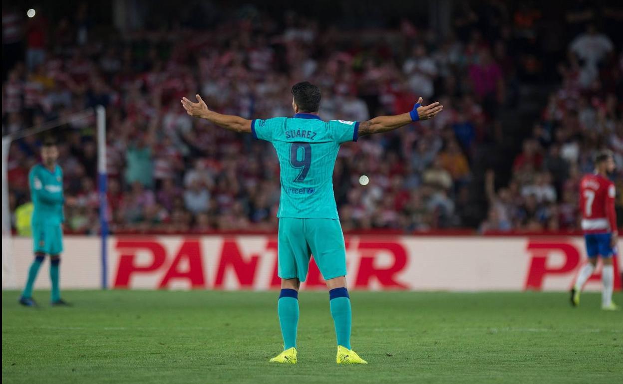 Luis Suárez se lamenta tras el partido. 