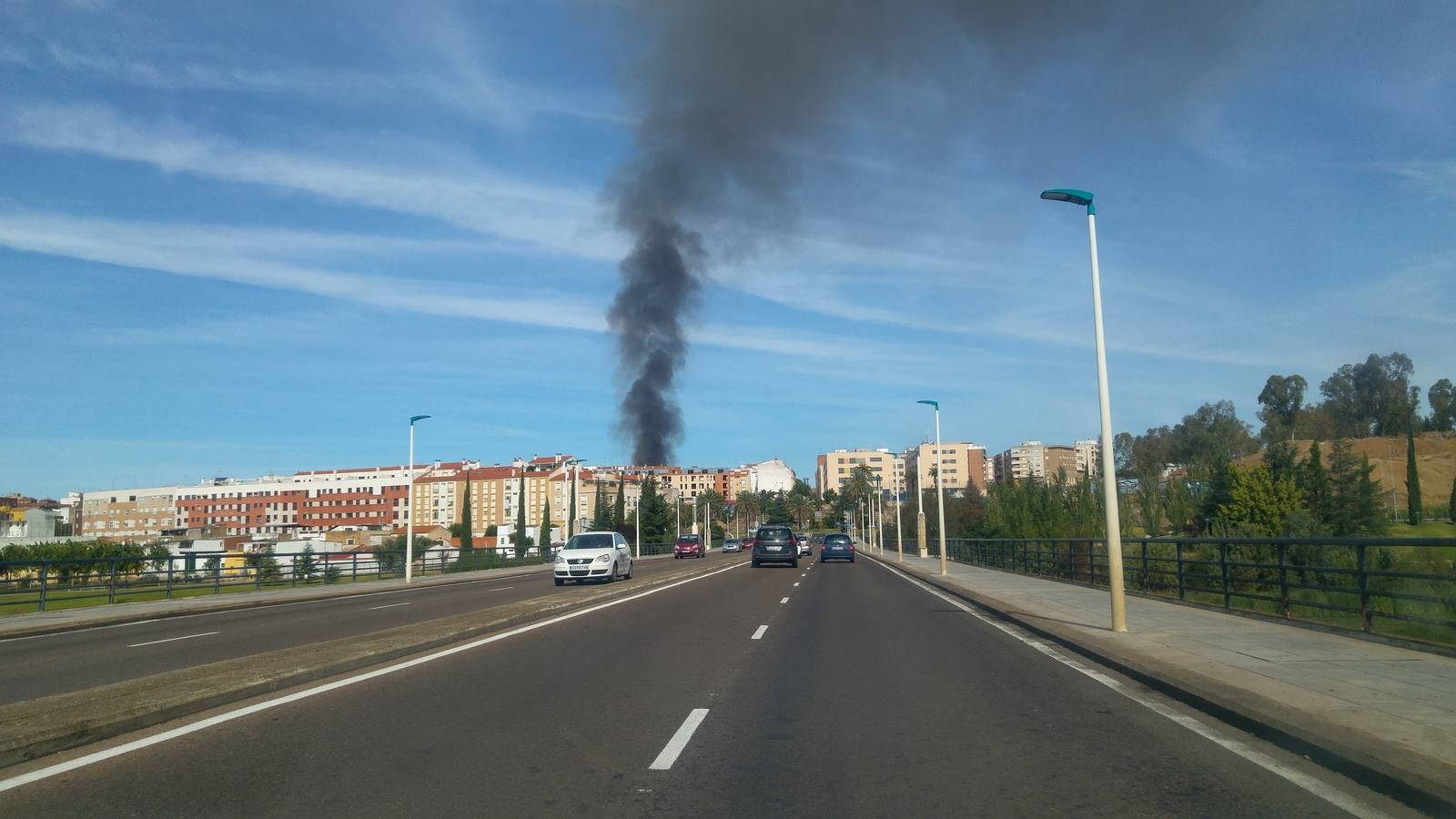 Fotos: Columna de humo causada por el incendio de la panificadora en Badajoz