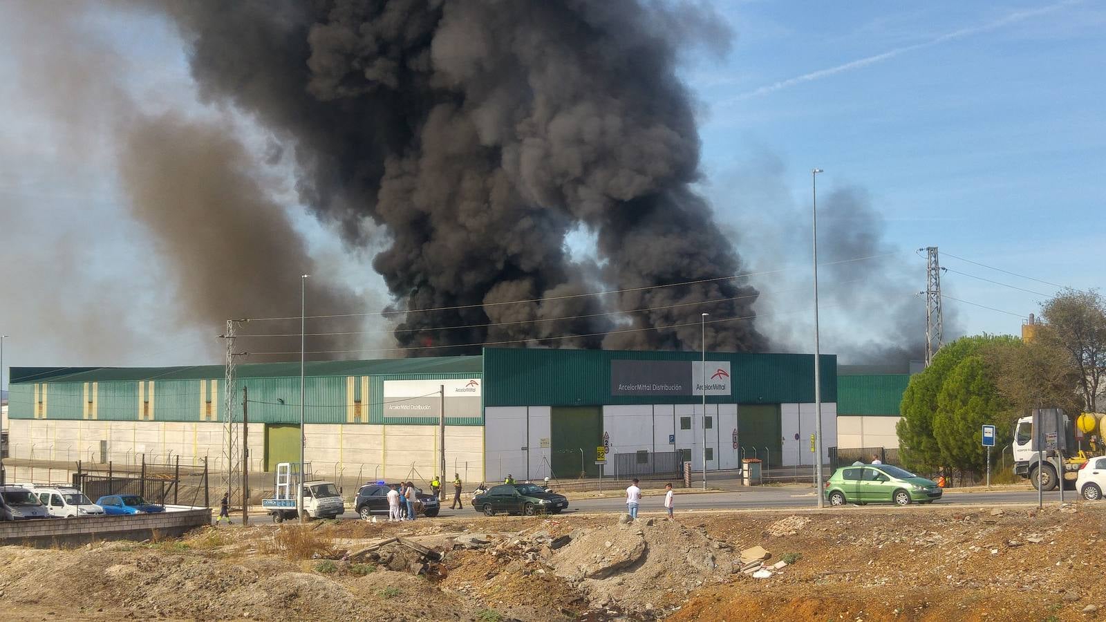 Fotos: Columna de humo causada por el incendio de la panificadora en Badajoz