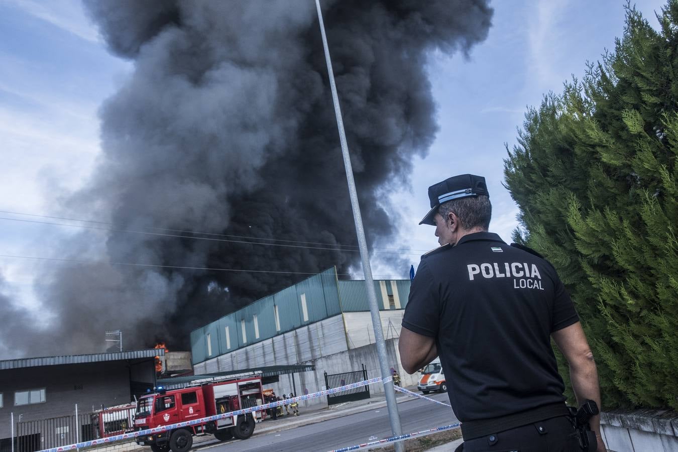 Fotos: Columna de humo causada por el incendio de la panificadora en Badajoz