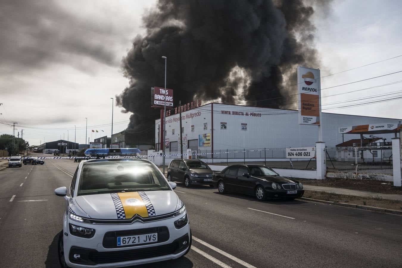 Fotos: Columna de humo causada por el incendio de la panificadora en Badajoz