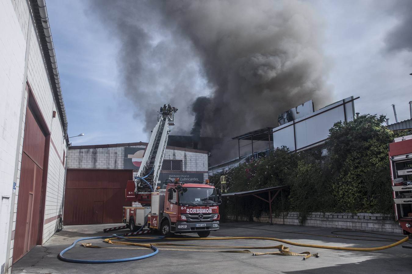 Fotos: Columna de humo causada por el incendio de la panificadora en Badajoz