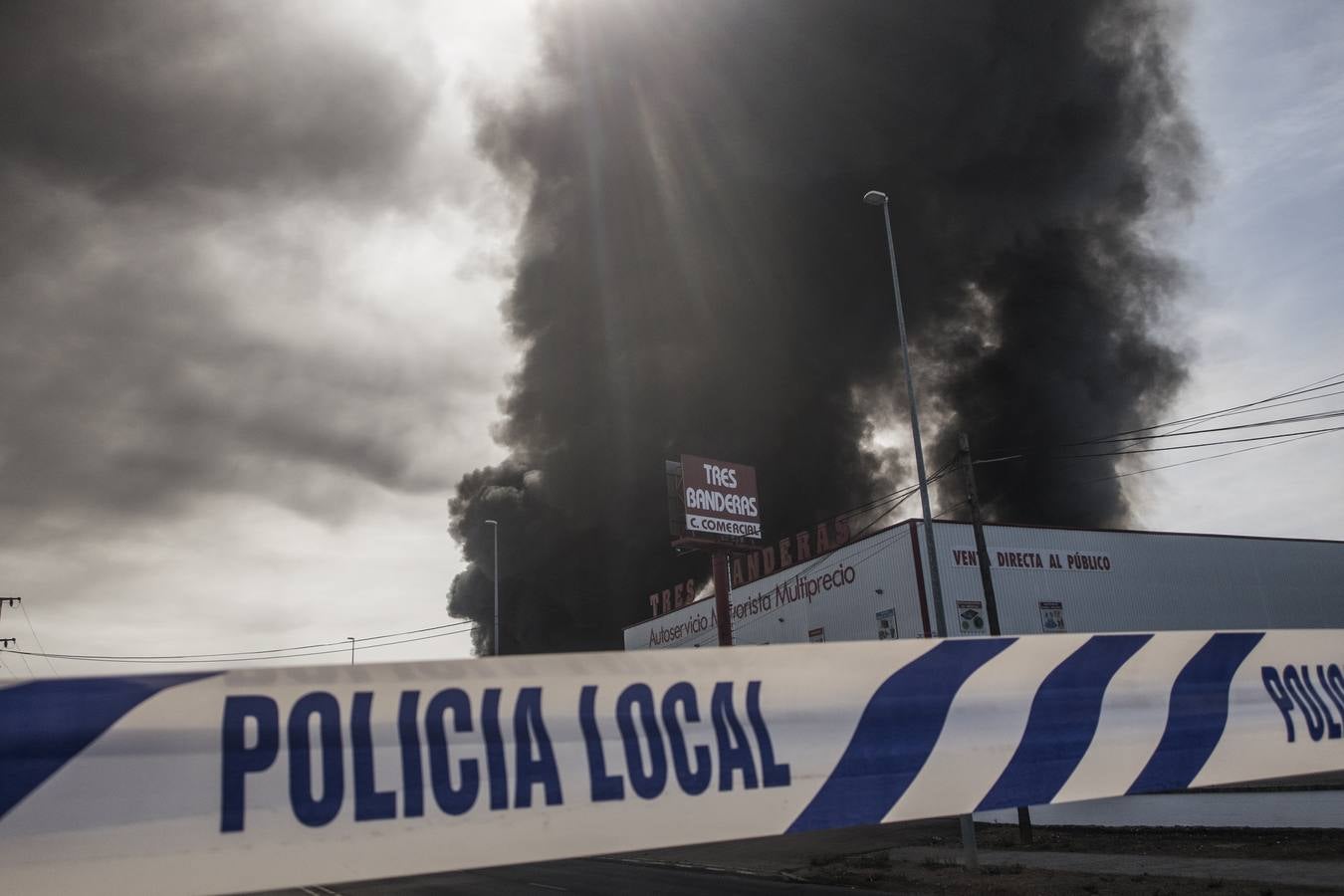 Fotos: Columna de humo causada por el incendio de la panificadora en Badajoz