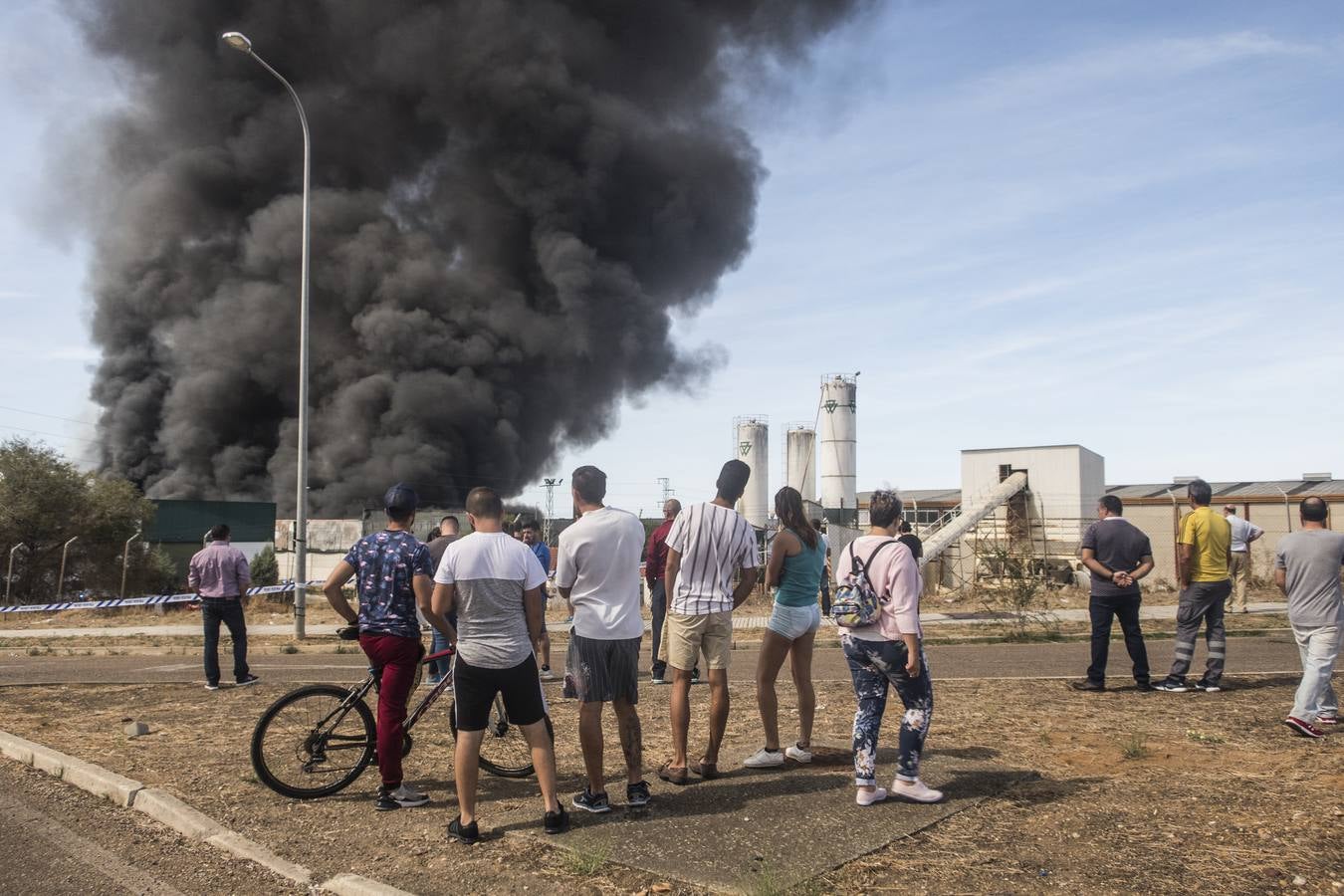 Fotos: Columna de humo causada por el incendio de la panificadora en Badajoz