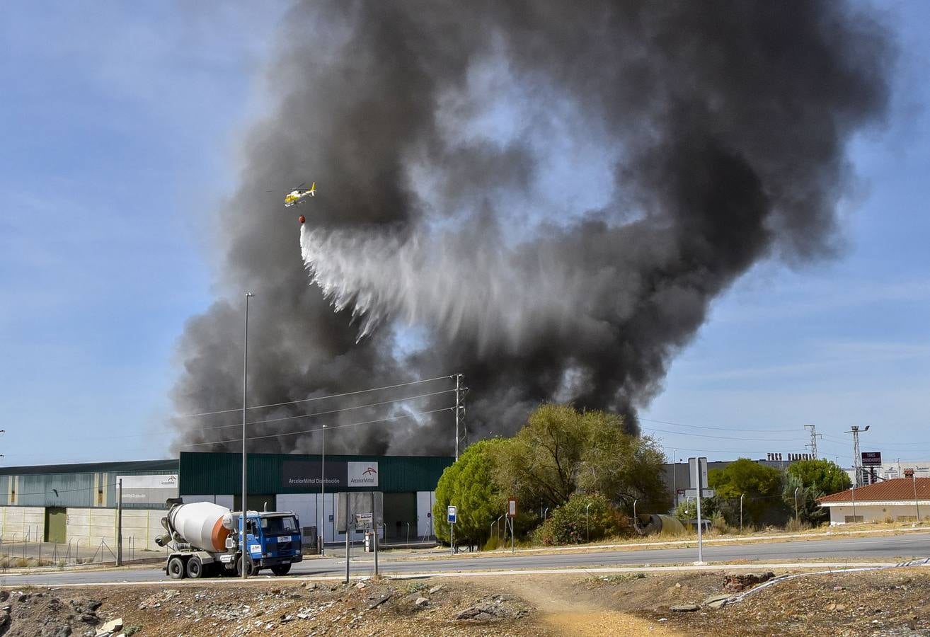 Fotos: Columna de humo causada por el incendio de la panificadora en Badajoz