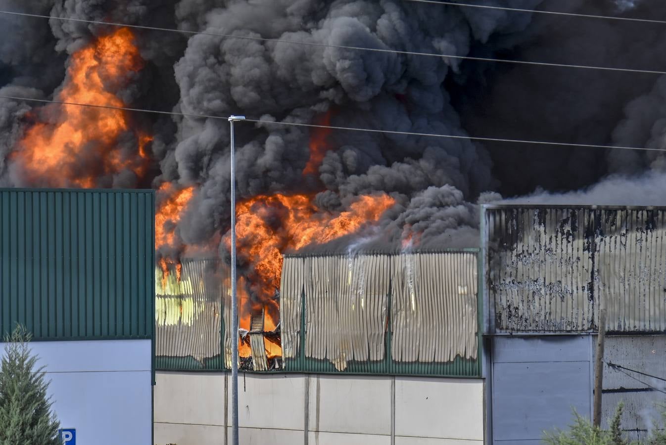 Fotos: Columna de humo causada por el incendio de la panificadora en Badajoz