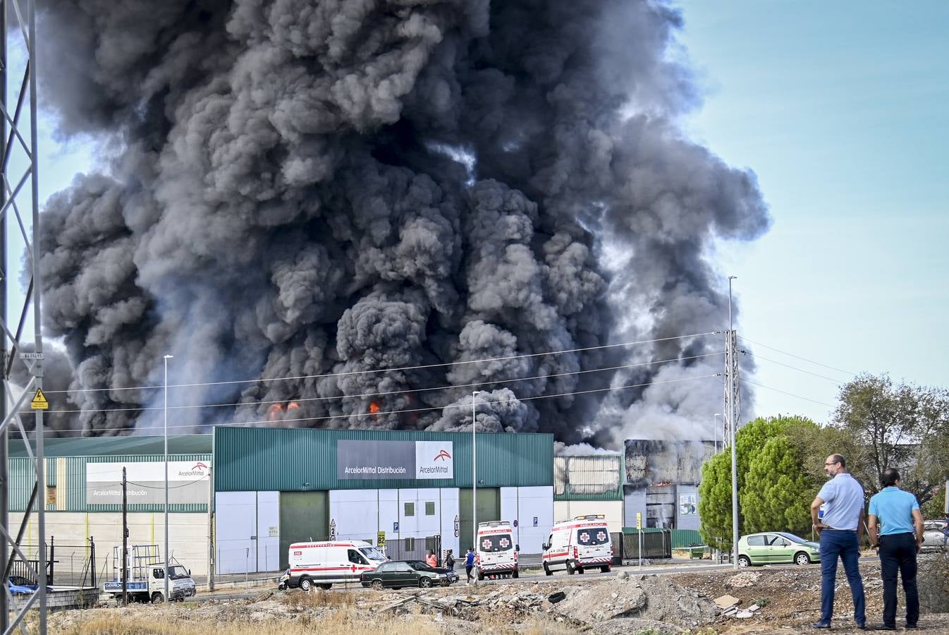 Fotos: Columna de humo causada por el incendio de la panificadora en Badajoz