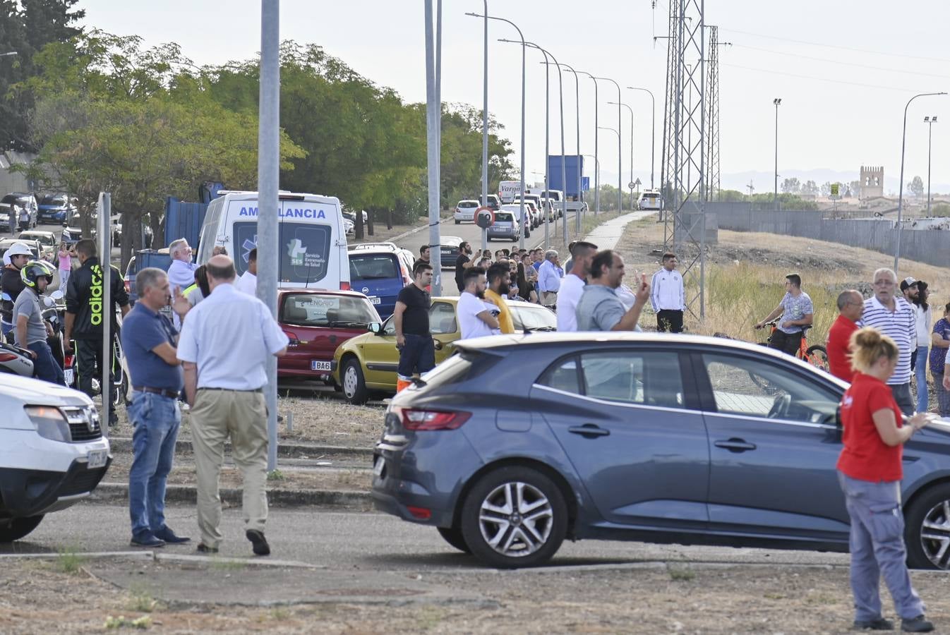 Fotos: Columna de humo causada por el incendio de la panificadora en Badajoz