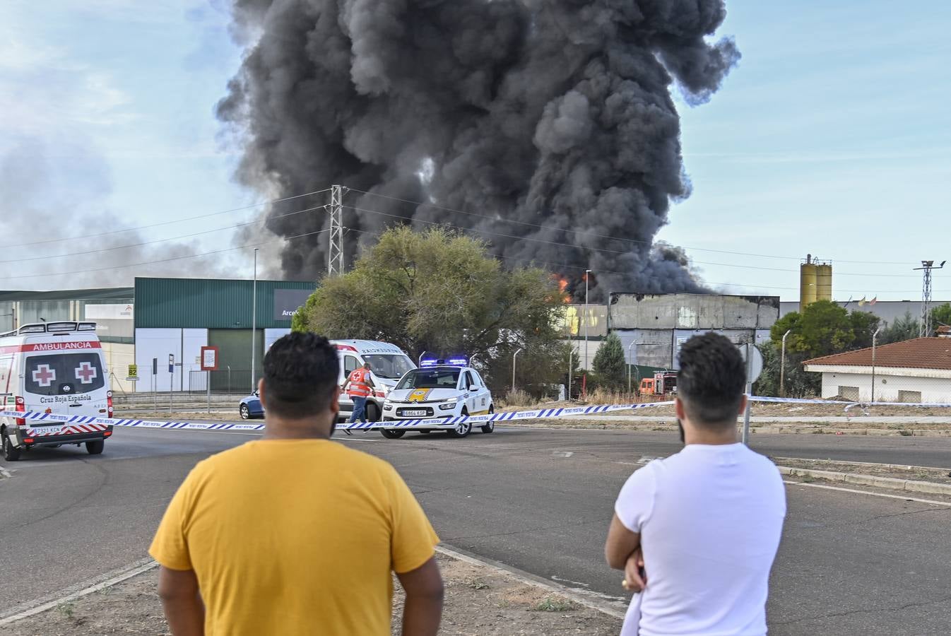 Fotos: Columna de humo causada por el incendio de la panificadora en Badajoz