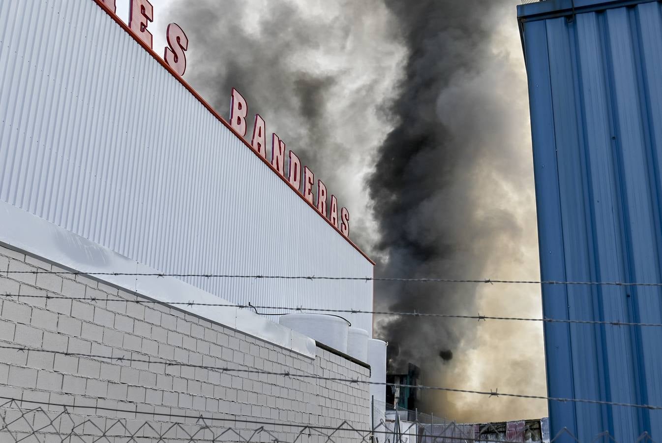 Fotos: Columna de humo causada por el incendio de la panificadora en Badajoz