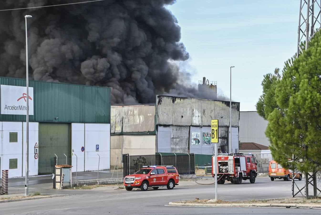 Fotos: Columna de humo causada por el incendio de la panificadora en Badajoz