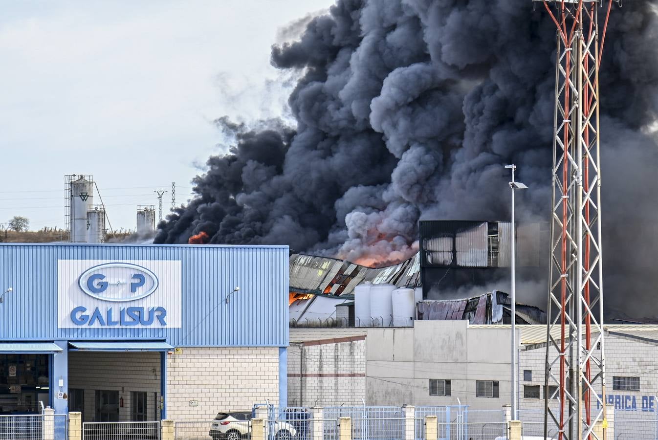 Fotos: Columna de humo causada por el incendio de la panificadora en Badajoz