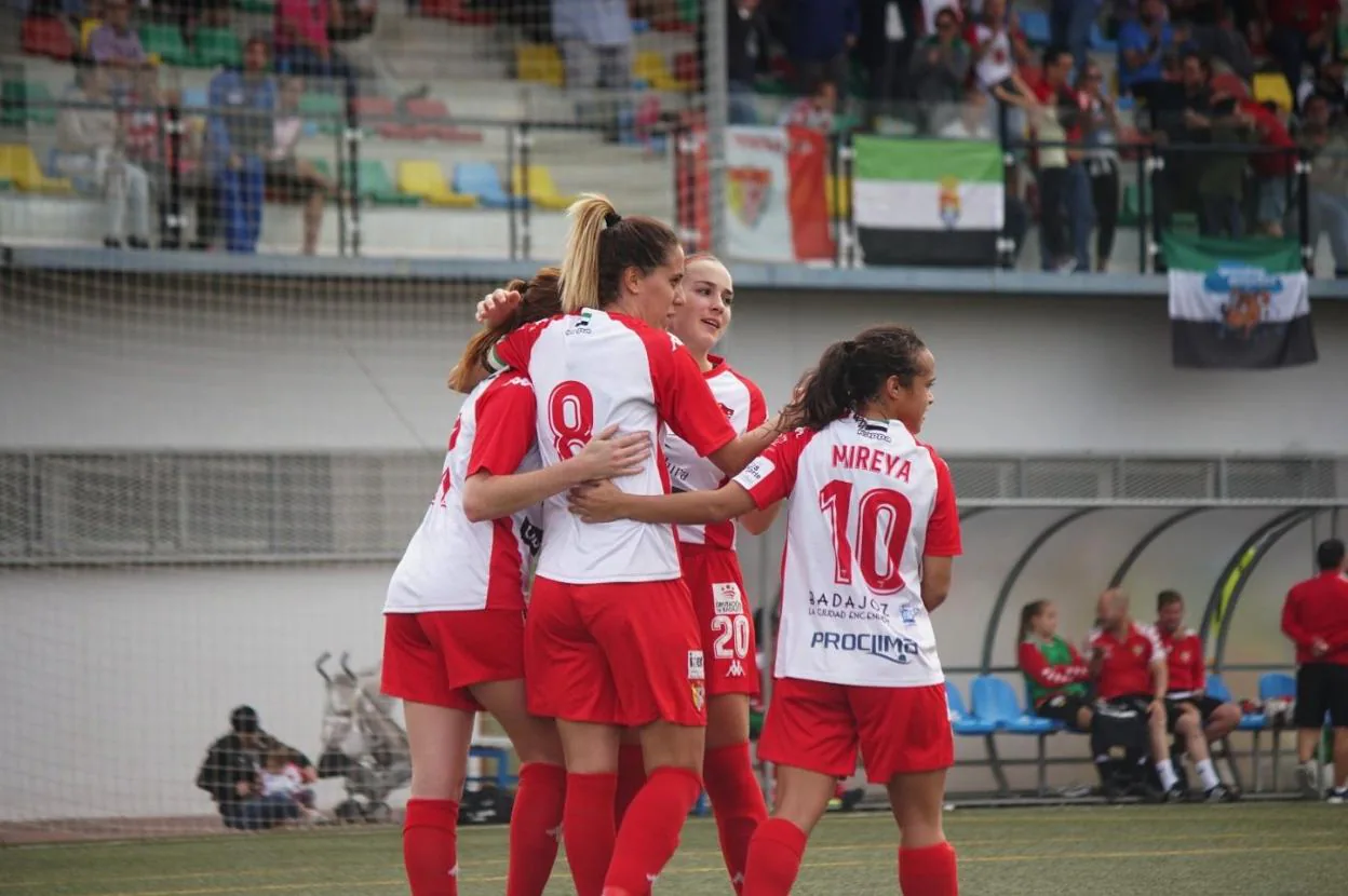 Estefa es felicitada por sus compañeras. :: SANTA TERESA CD