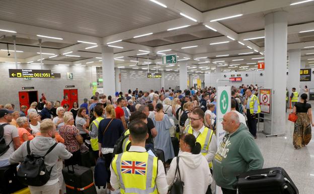 Imagen de los afectados en el aeropuerto de Mallorca. 