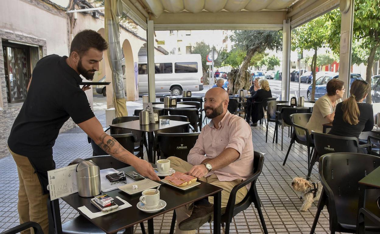 Los clientes de los bares pudieron pedir las habituales tostadas. :: C.MORENO