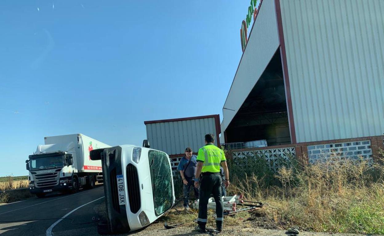 Un joven herido en el choque de dos furgonetas en la N-430, a la altura de Valdivia