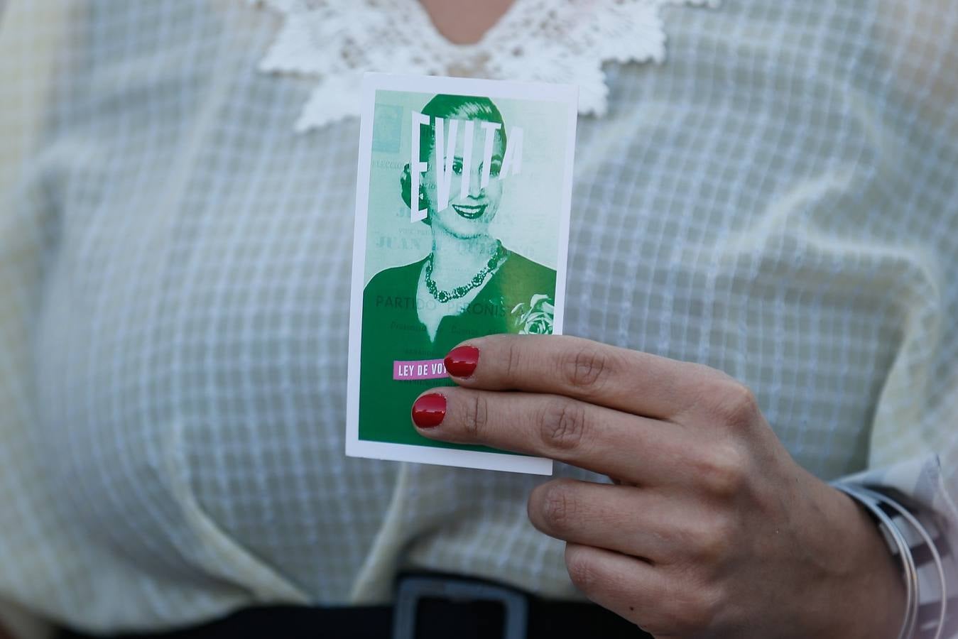 Fotos: &quot;Comando Evita&quot; celebra frente al congreso de Argentina el 72 aniversario del voto femenino