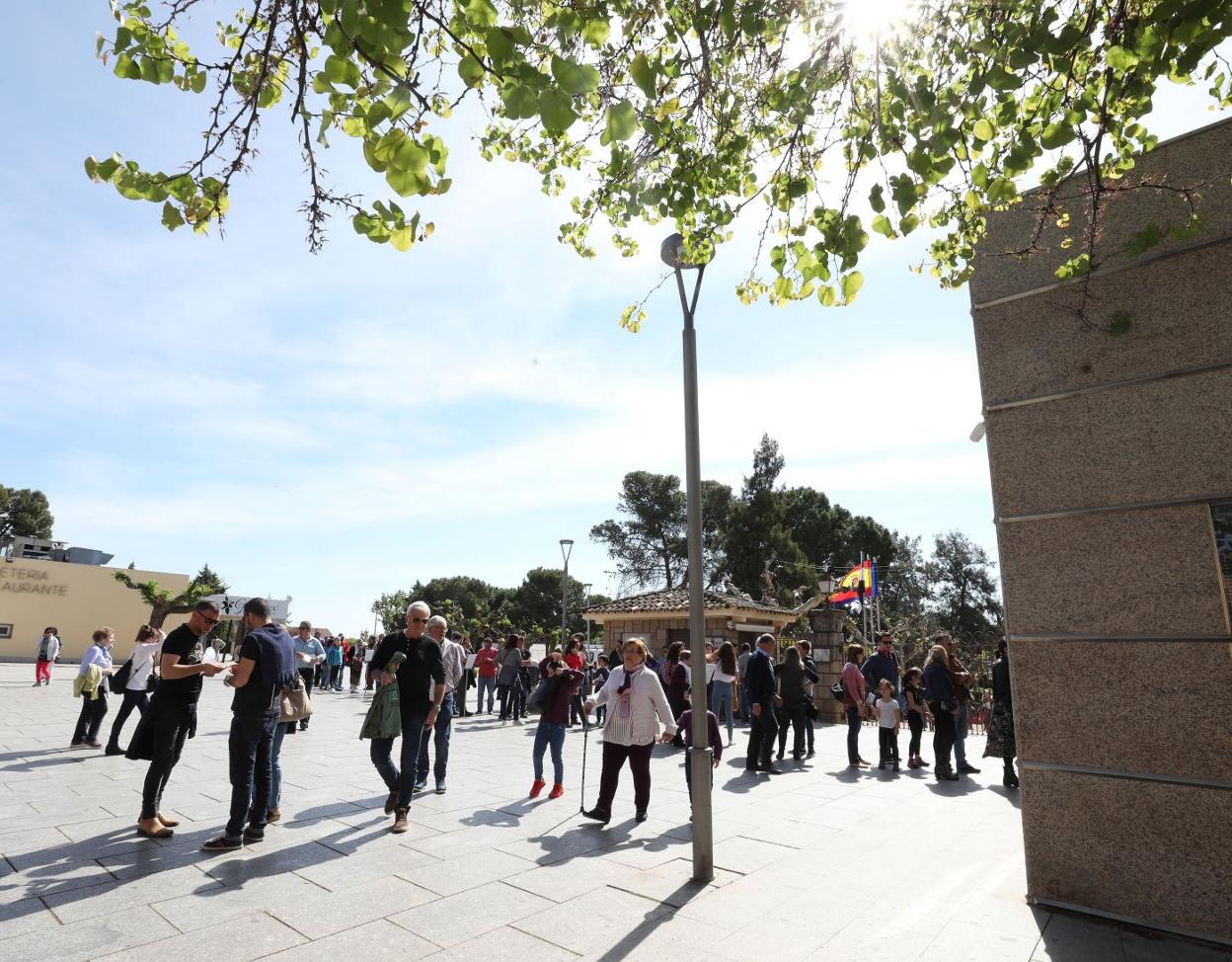 Turistas en la Plaza Margarita Xirgu hacen cola para comprar la entrada a los monumentos. :: BRÍGIDO