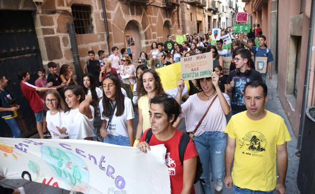 Jóvenes manifestándose por las calles de Plasencia. :: 