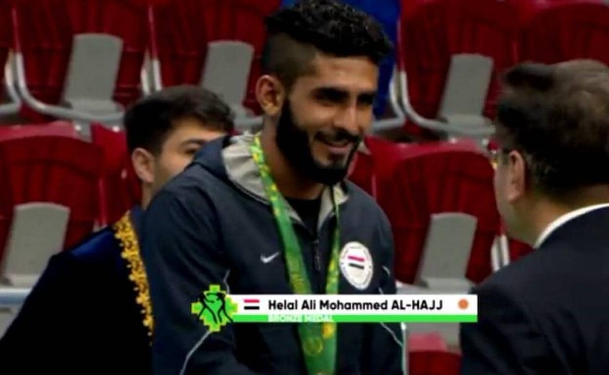 Hilal al-Haj, con una de sus medallas al cuello. 