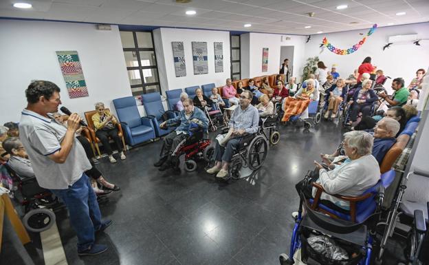 Los residentes en Palacio del Guadiana, en Badajoz, celebran un cumpleaños. :: 