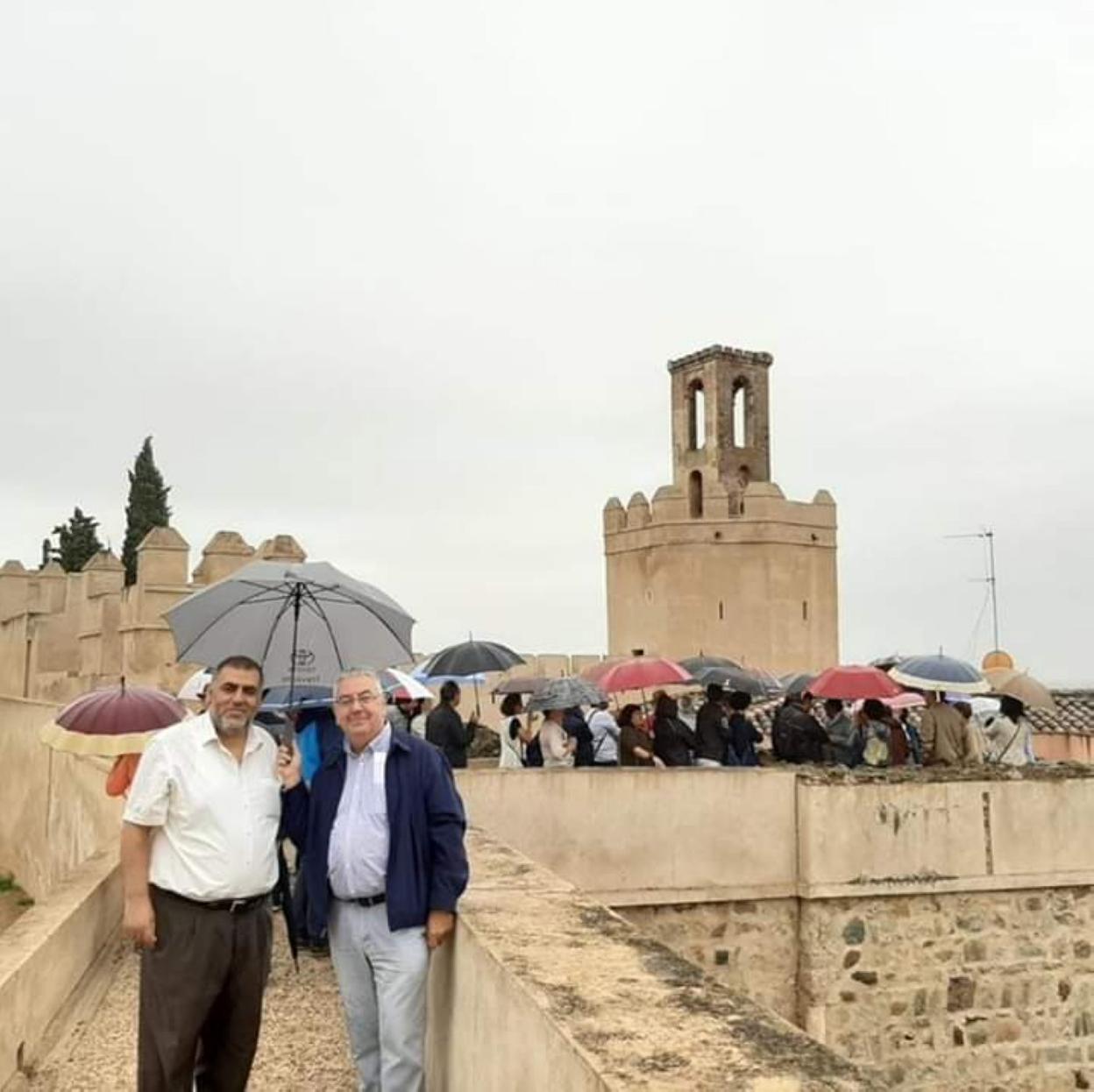 El imán Adel Najjar y el delegado episcopal José Moreno Losada en una visita a la Alcazaba. :: HOY