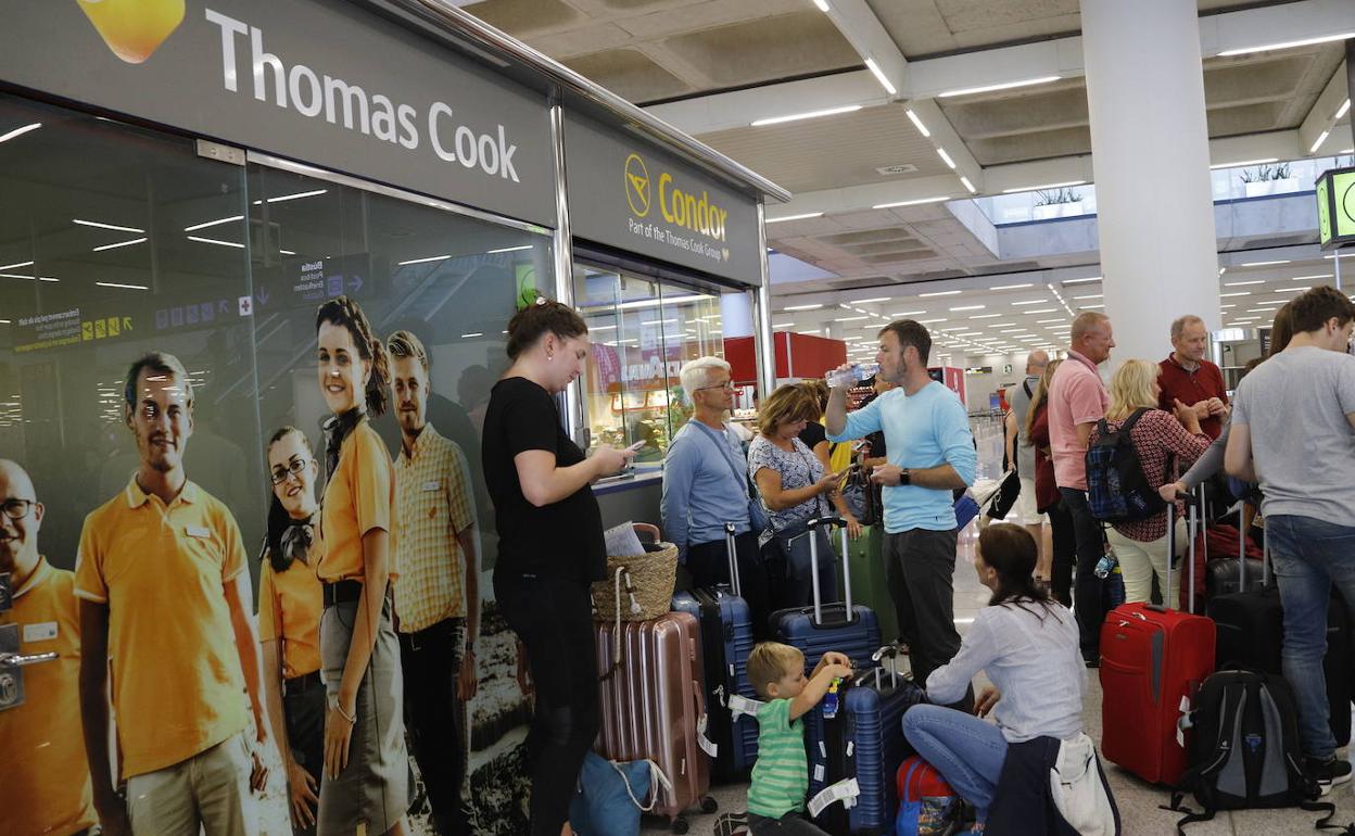 Afectados por la quiebra de Thomas Cook en el aeropuerto de Palma de Mallorca.