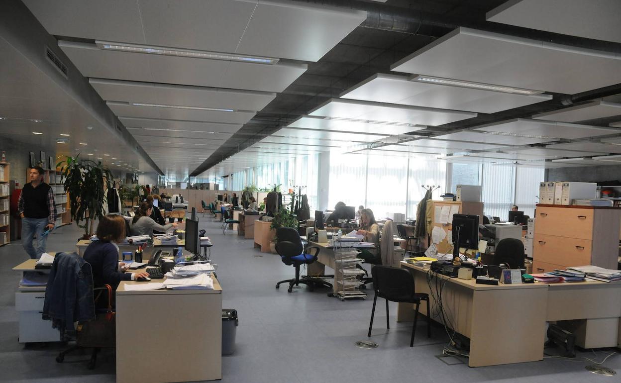 Trabajadores en la sede de las consejerías de la Junta de Mérida IIIMilenio. :: 