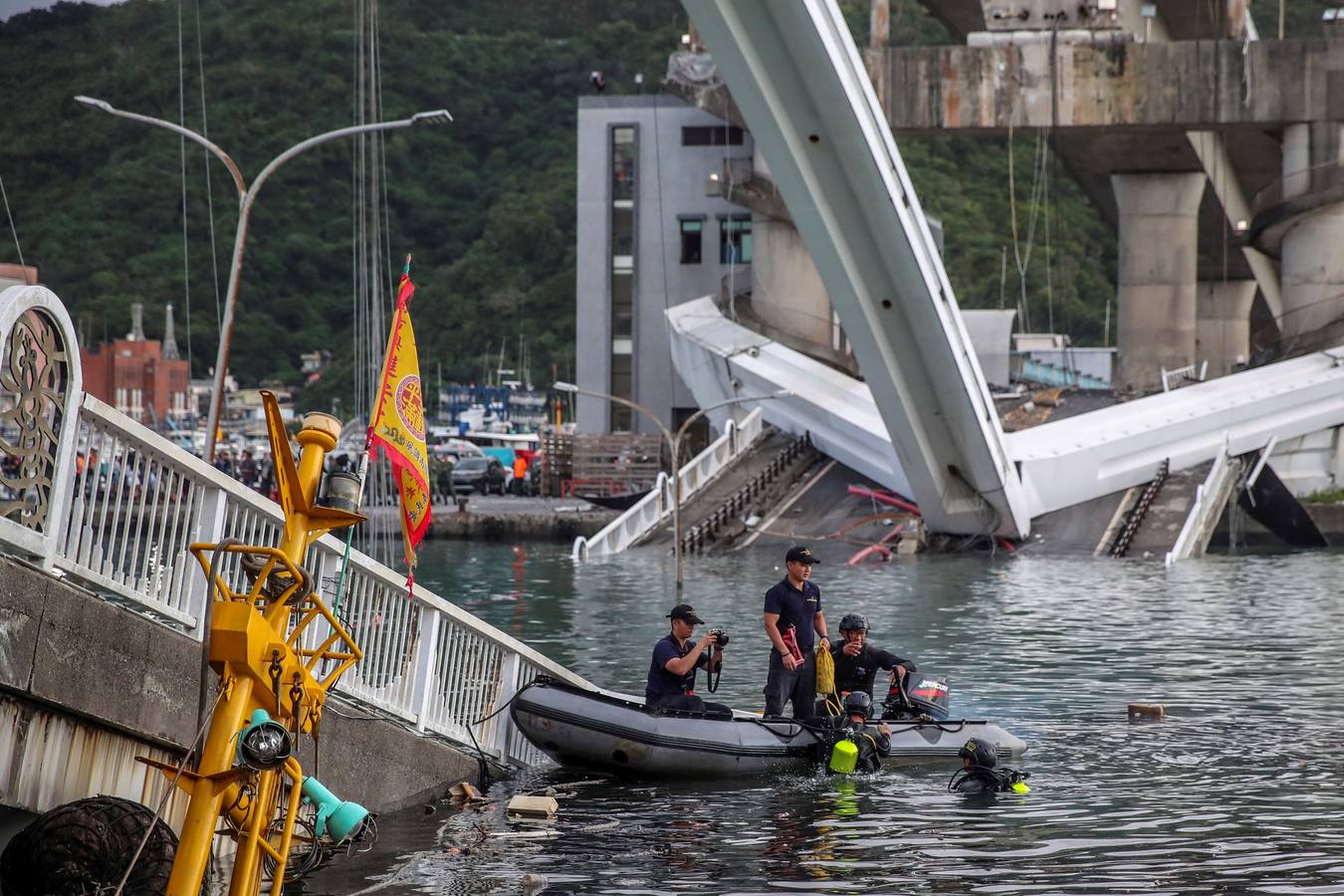 Fotos: Un puente se derrumba en Taiwán dejando 12 personas heridas, 2 muertas, 4 desaparecidas
