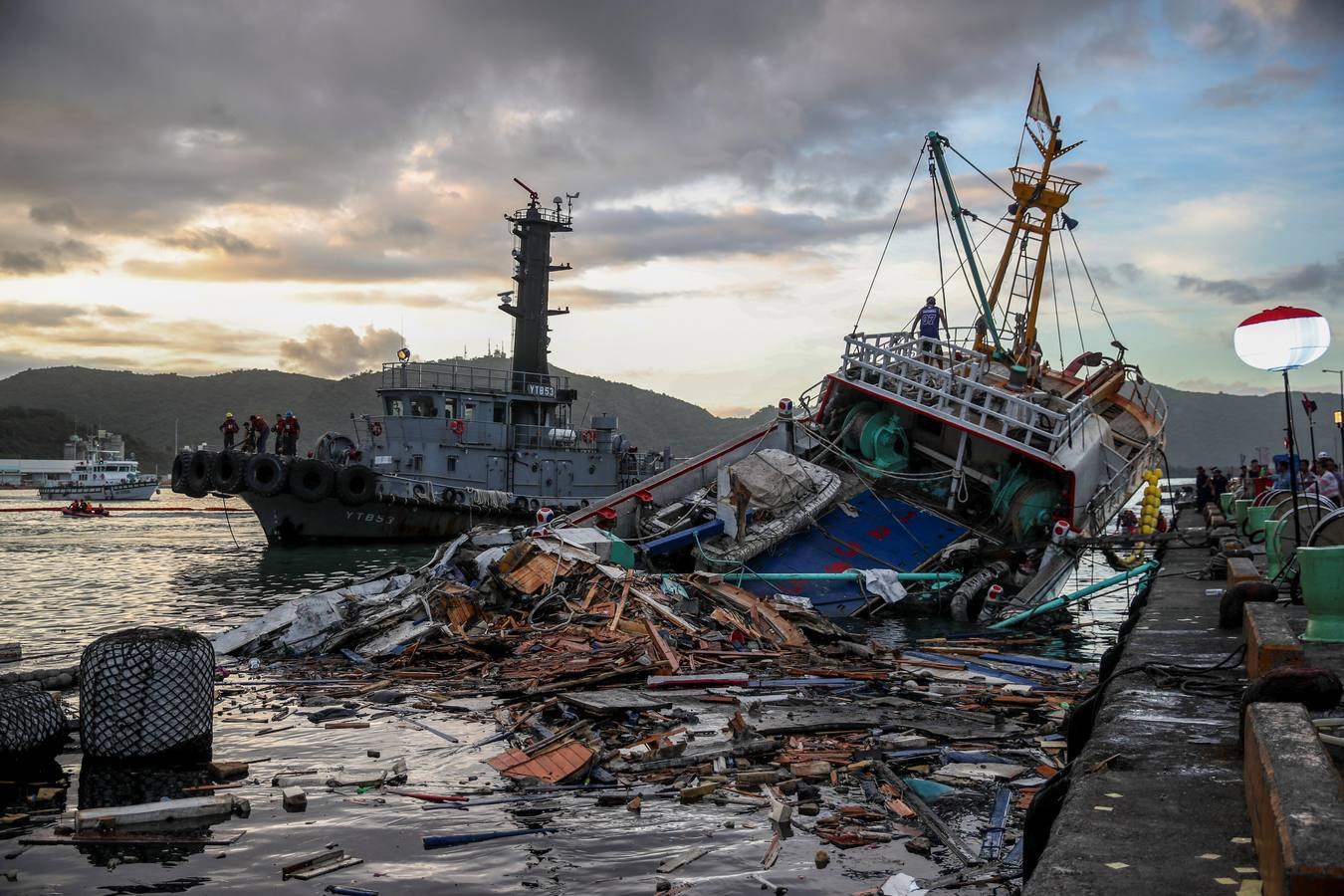 Fotos: Un puente se derrumba en Taiwán dejando 12 personas heridas, 2 muertas, 4 desaparecidas