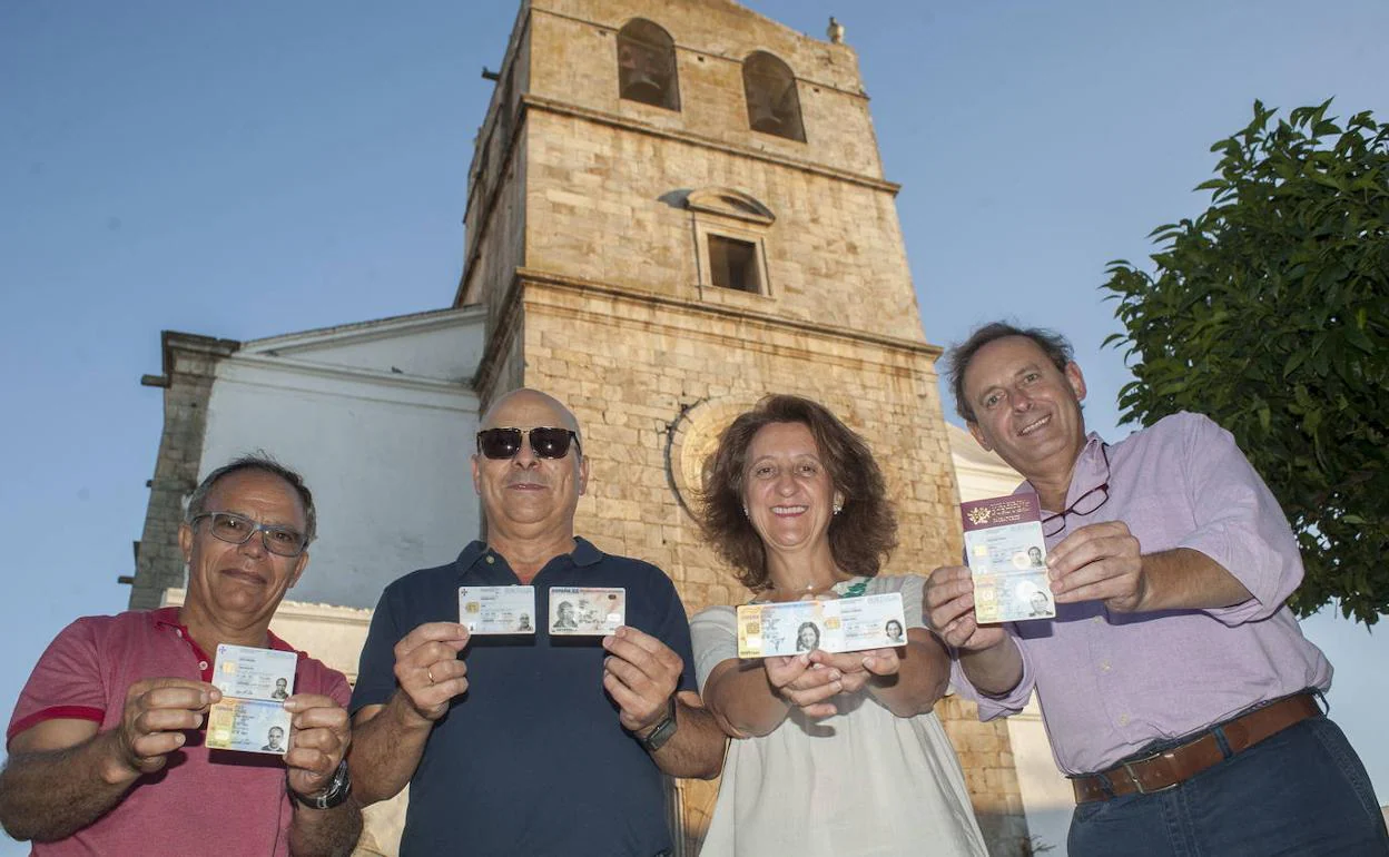 Cuatro oliventinos que votan por primera vez en Portugal, mostrando su documento de identidad español y luso. 